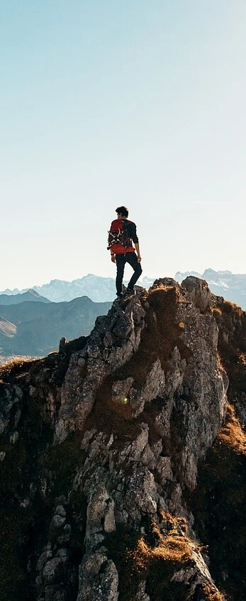 randonneur au sommet d'une montagne