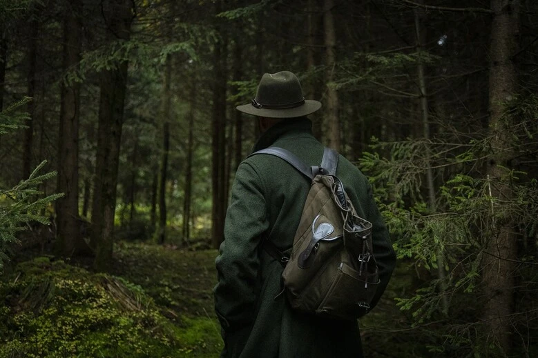 promeneur en forêt, milieu sombre et couvert